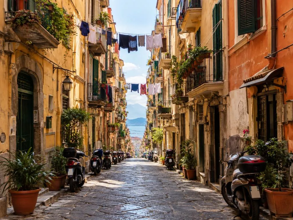 Via dei Tribunali, der Decumanus maximus, voller Menschen